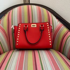 🟢🟢Red mid-sized purse.🟢🟢